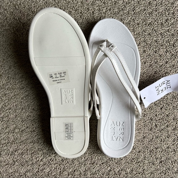 Naturalizer // Two pair of comfort flip flops - Picture 6 of 6